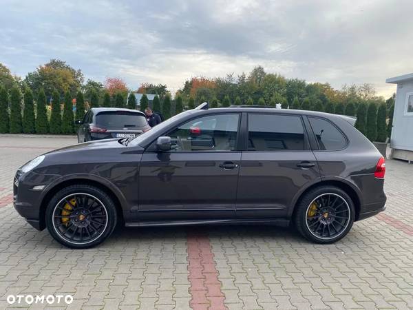 Porsche Cayenne Turbo S - 11