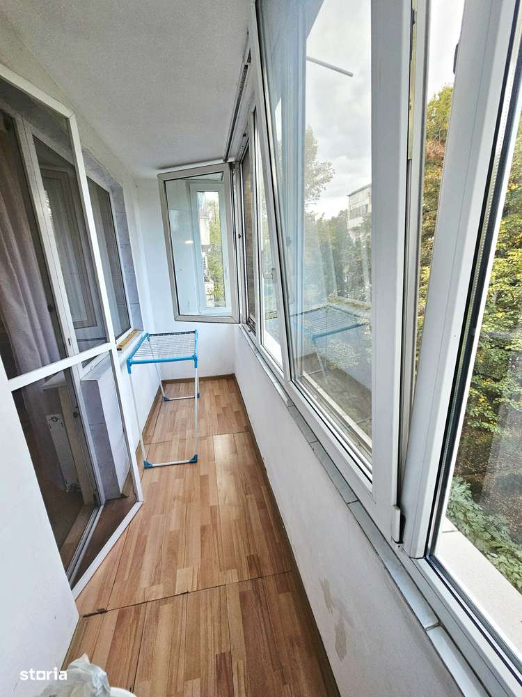 Vând apartament 4 camere-str.Splaiul Crișanei-16