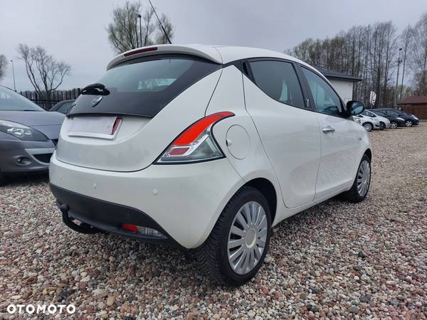 Lancia Ypsilon 1.2 8V Black&Red S&S - 4