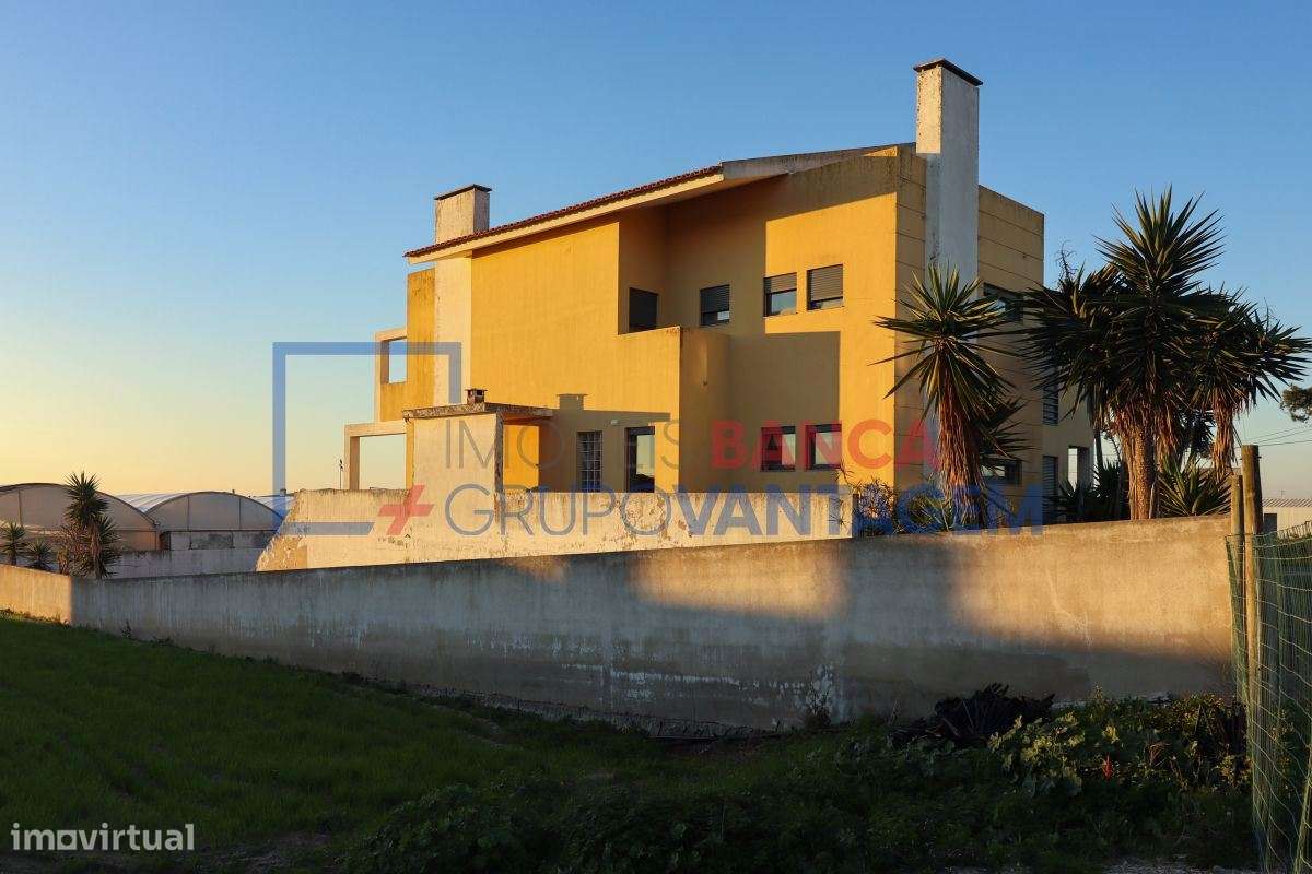 Moradia isolada UNIFAMILIAR, T5, a 1.500 m da praia de Santa Cruz - Grande imagem: 3/15