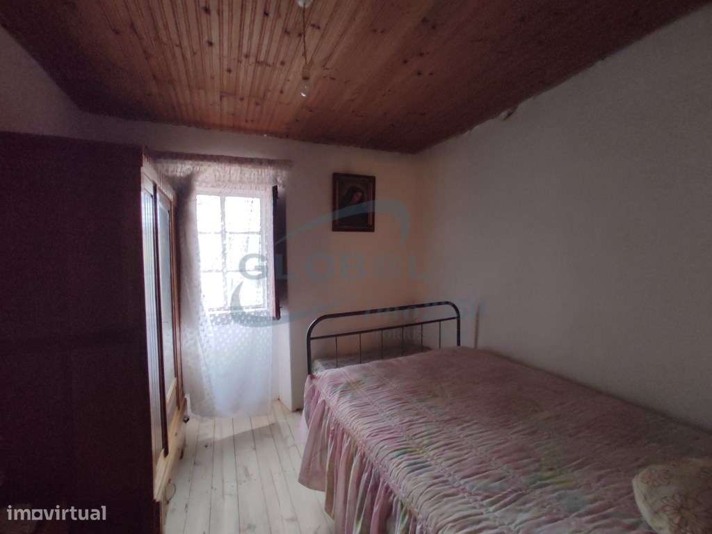 Moradia de dois pisos com terreno, anexos e excelente potencial hab... - Grande imagem: 5/27