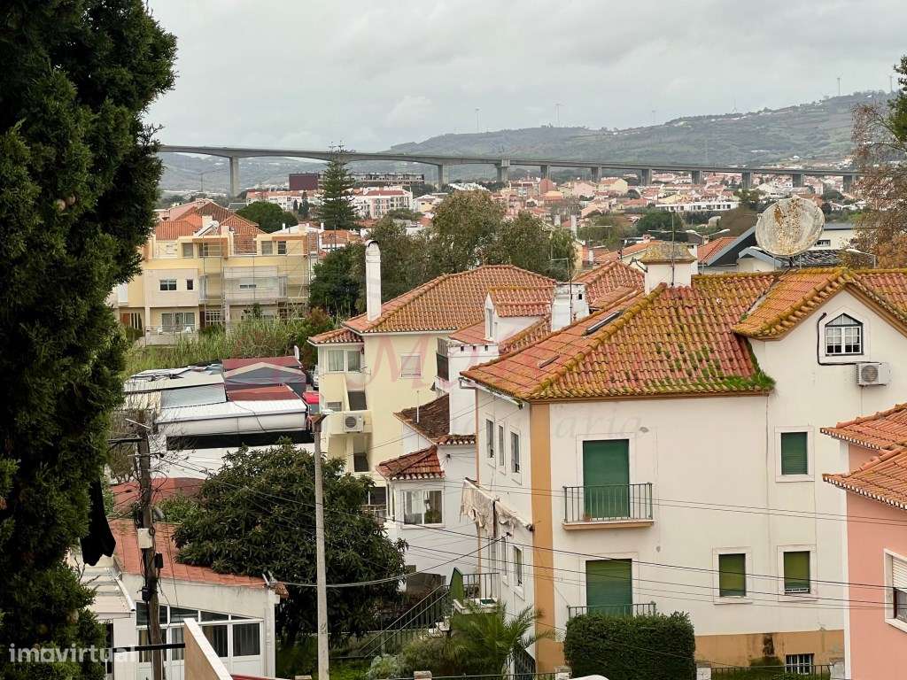 Moradia V4 Duplex no Centro de Loures-53