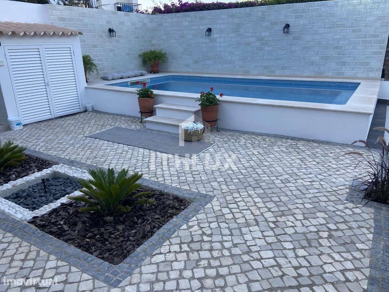 Villa de luxo impecavelmente apresentada com piscina e jardins em Tavi-19