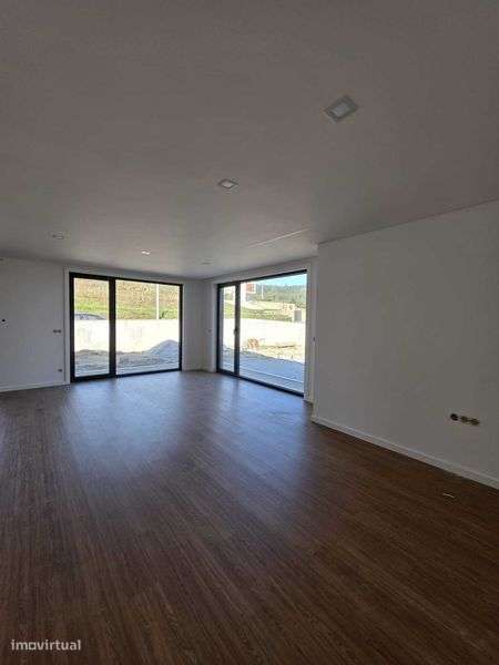 Moradia Térrea T4 com Piscina em Celorico de Basto - Grande imagem: 4/12