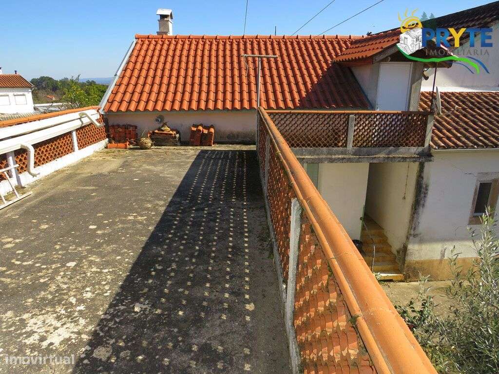Moradia de tipologia T4 situada em Figueiró dos Vinhos-5