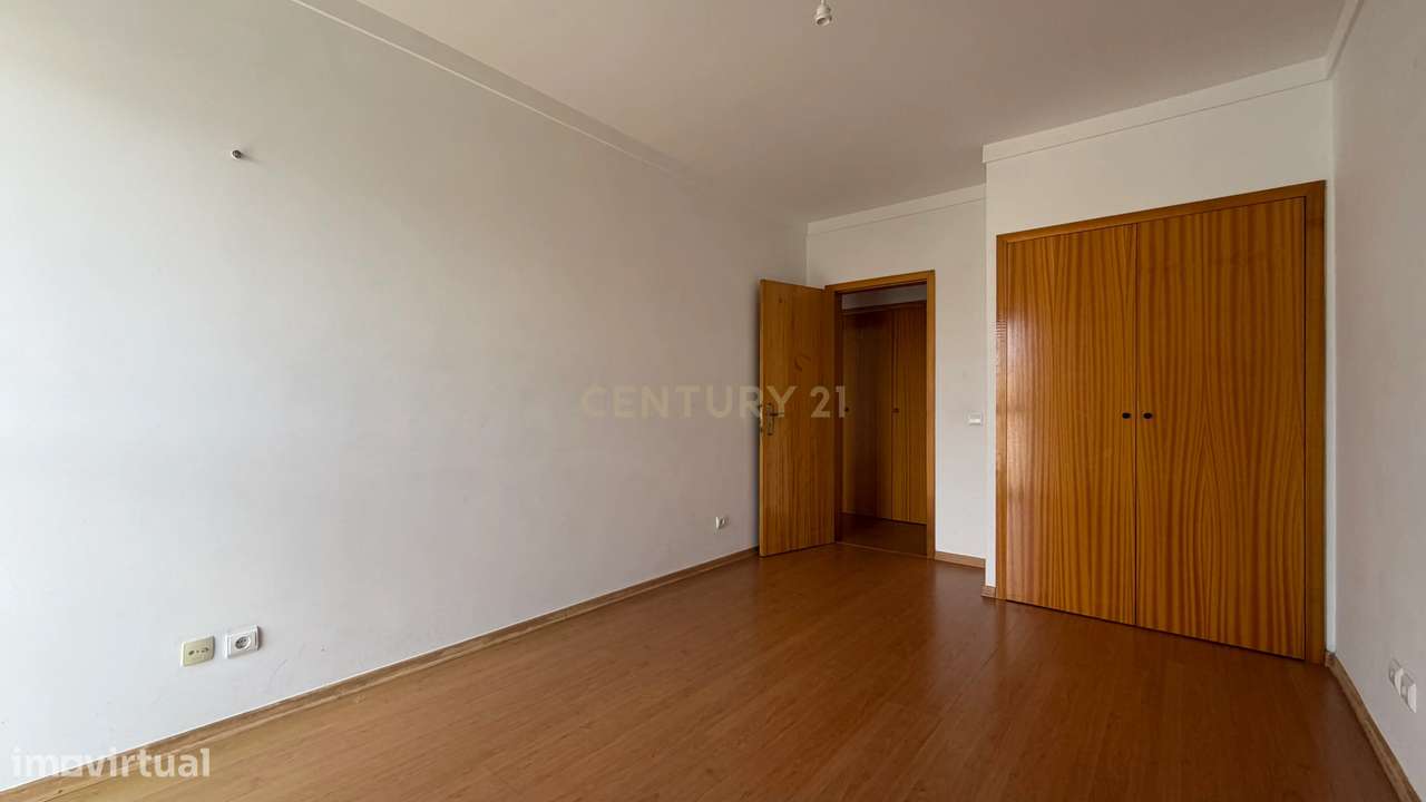 Apartamento T3 com Varanda, Arrecadação e Três Lugares de Parqueamento-20