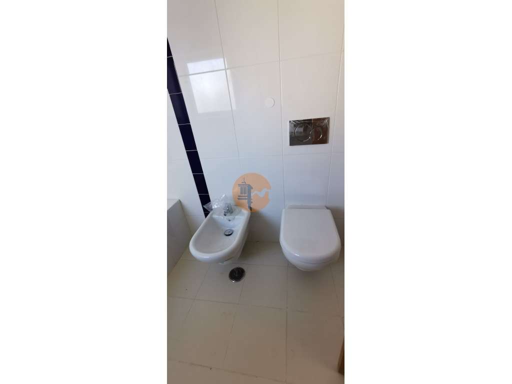 Moradia totalmente renovada numa zona calma onde predomina a habita...-42