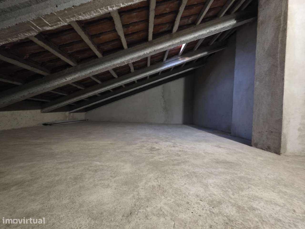 Sotão com 25 m2, espaço amplo para arrumação - Grande imagem: 4/7