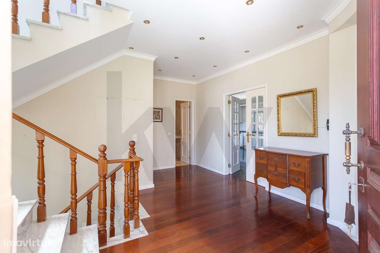 Moradia Isolada | 5 Quartos, Jardim, Garagem para 4 Carros-10