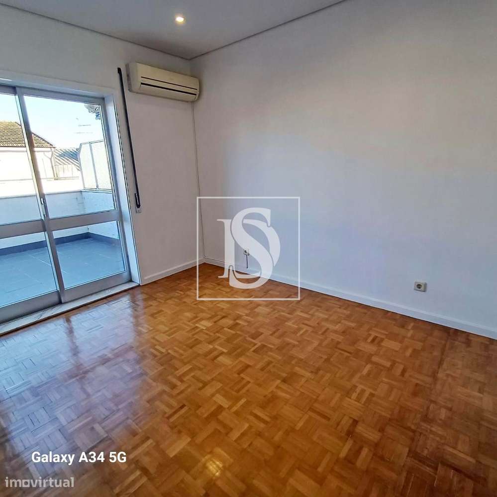 Excelente T2 com terraço e garagem em Box-7