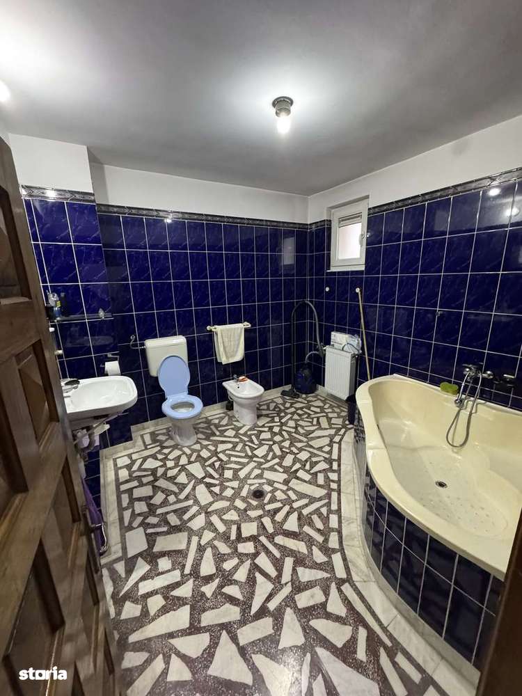 Casă cu 8 camere, subsol și mansardă Zona Sălaj Sector 5-7