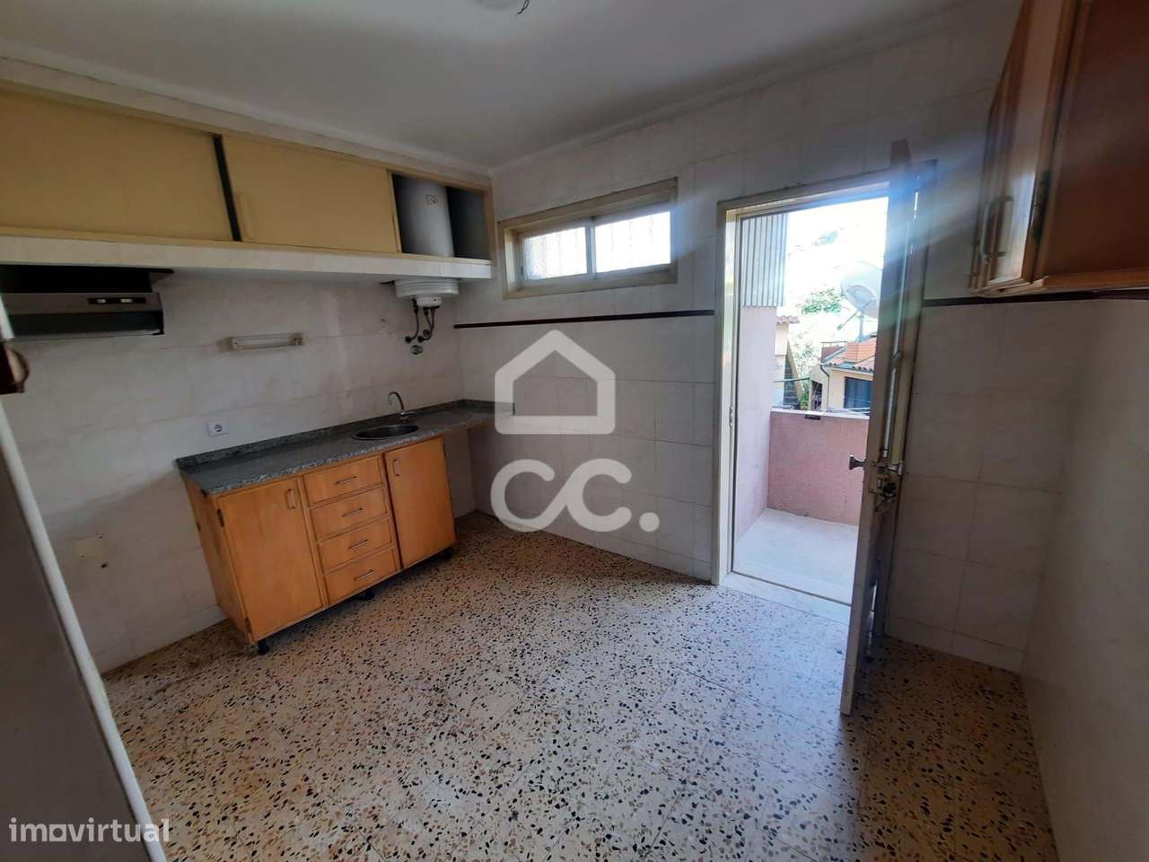 Apartamento T1+1 com Armazém e lugar de garagem-21