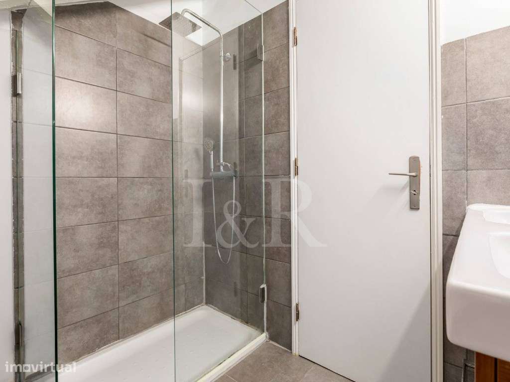 Apartamento T3 renovado e luminoso na Baixa de Lisboa-14