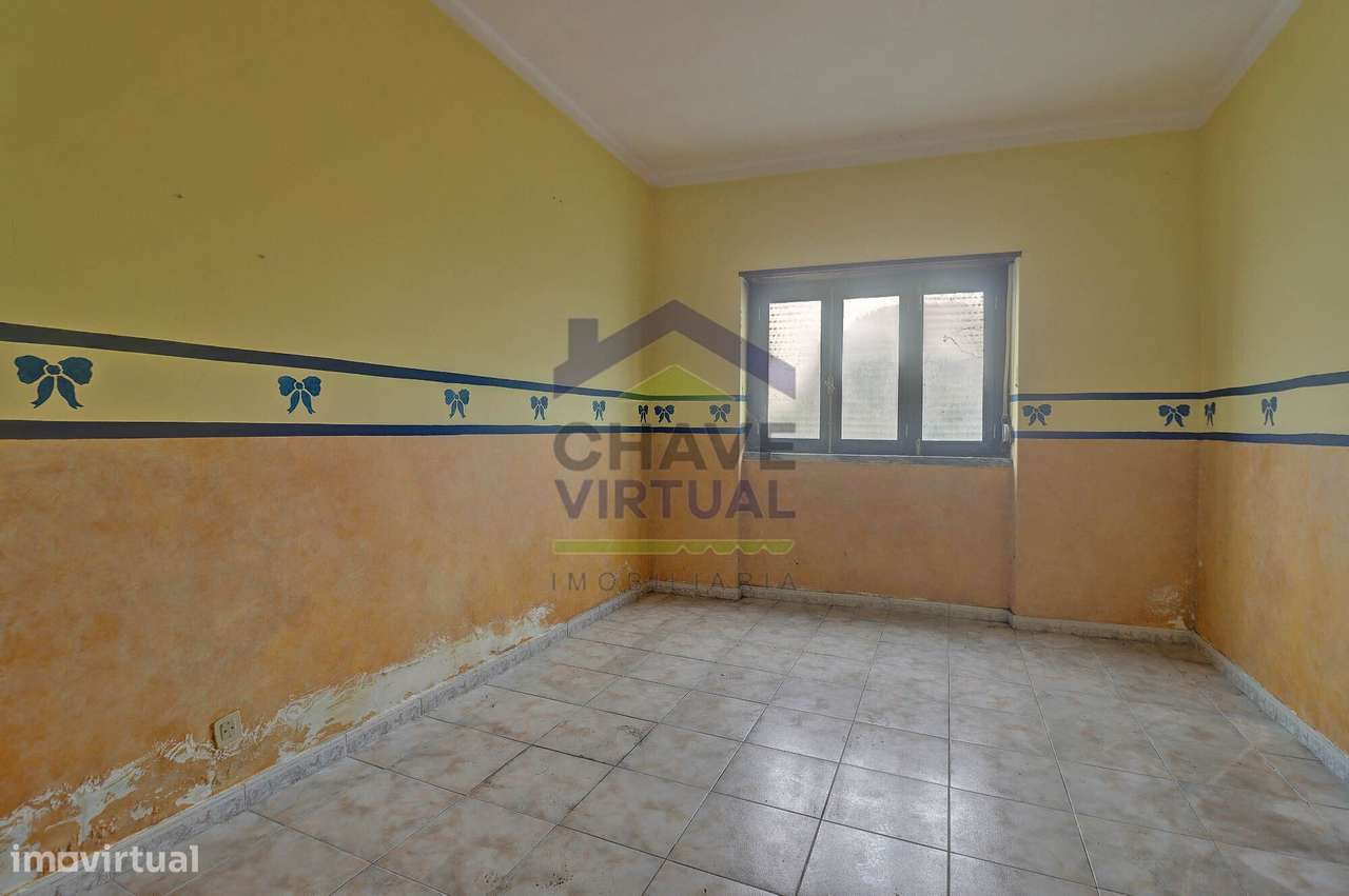 Moradia V4 com Quintal e Sõtão - Centro Bombarral-6
