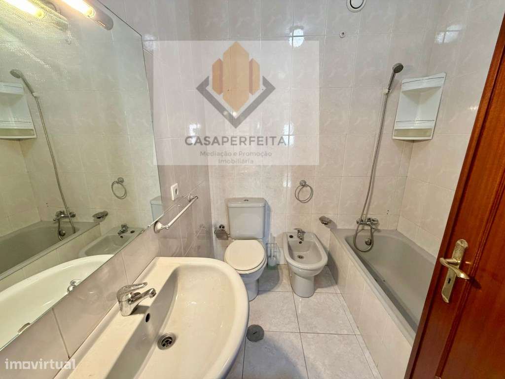 Apartamento T1 com Varanda e Lugar de Garagem - Canelas-13