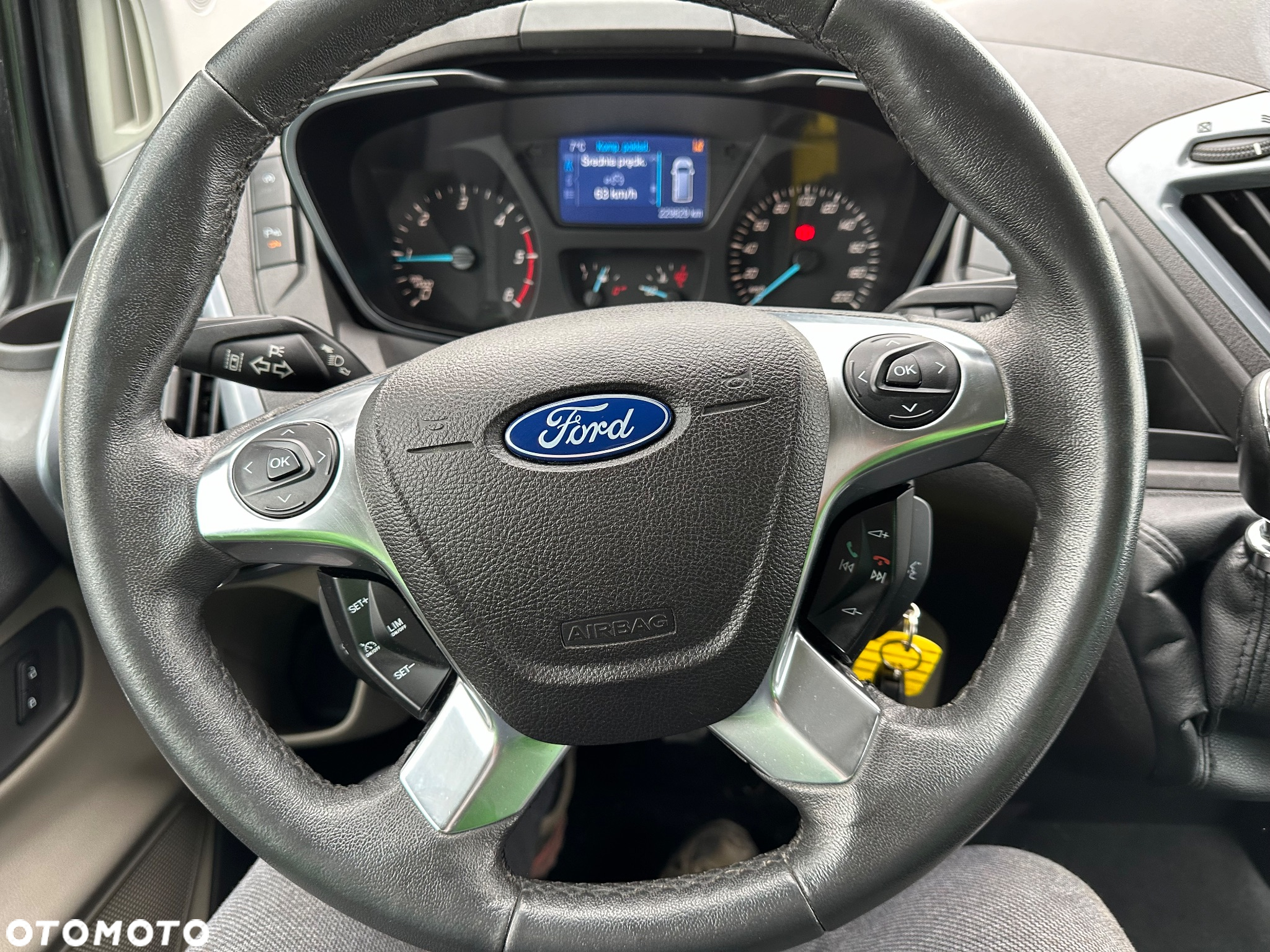 Ford Tourneo Custom - 12