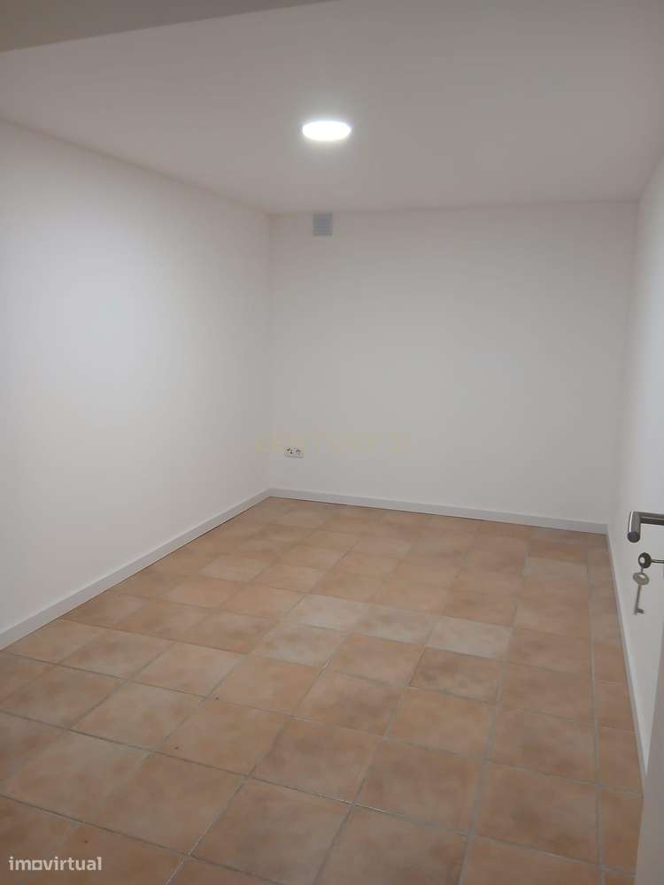 Escritório/ Apartamento T4 no centro da Marinha Grande-13