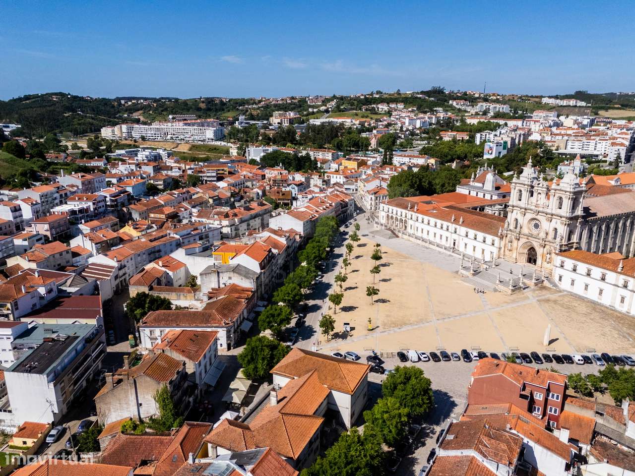 Prédio no centro de Alcobaça - Grande imagem: 4/29