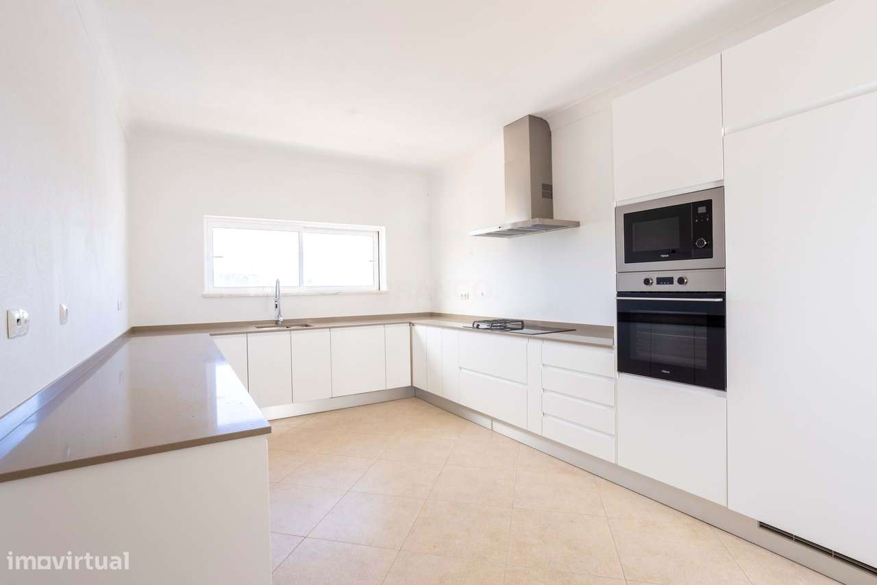 Moradia T4 Renovada com Vista Montanha | Parque da Floresta, Vila do B - Grande imagem: 3/49