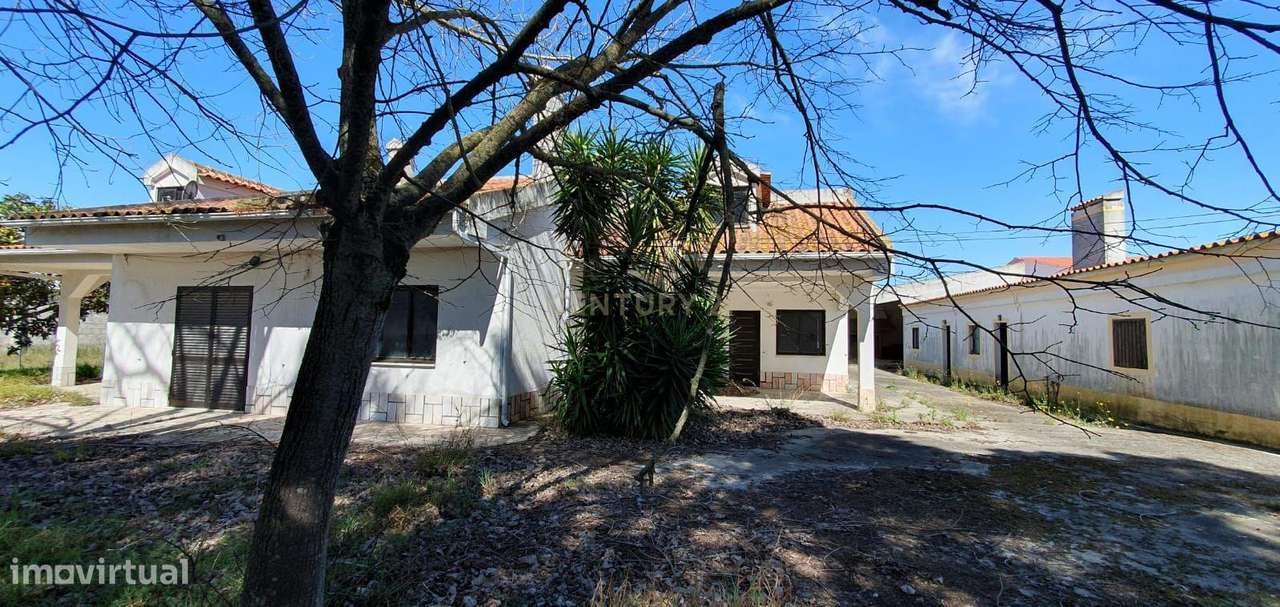 Quinta com 5000 m2  com moradia T4-8