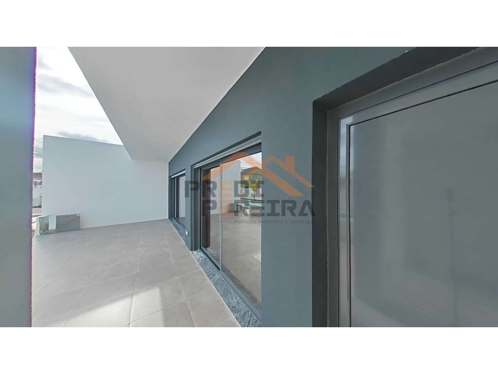 Moradia T4 em condomínio privado com piscina, no Fanqueiro em Loures-57