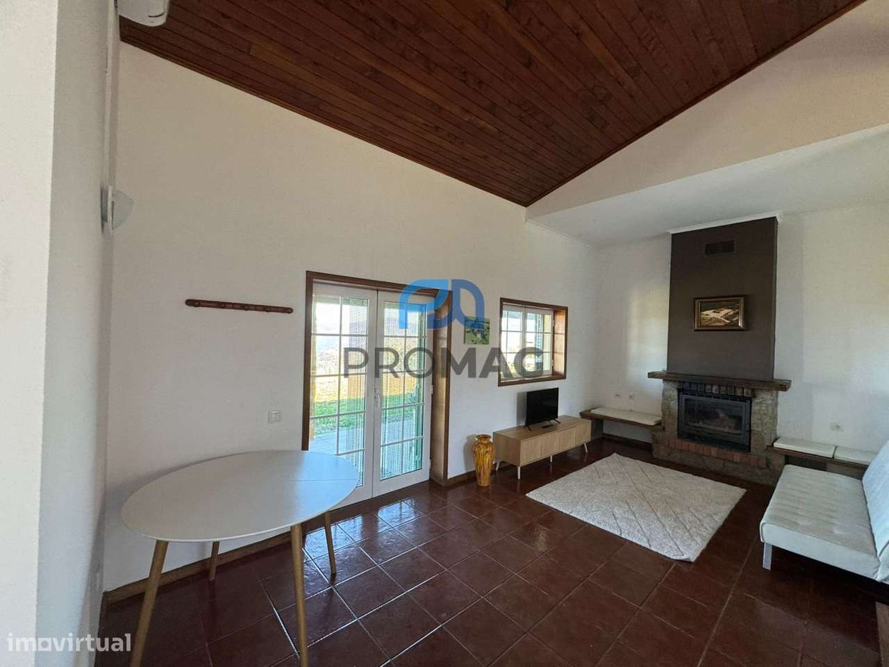 Moradia com excelente área, piscina e plena privacidade-39