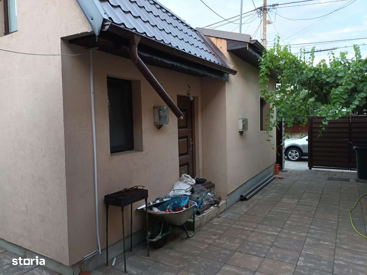 Vanzare proprietate cu doua case si intrari separate curte Giulesti-12