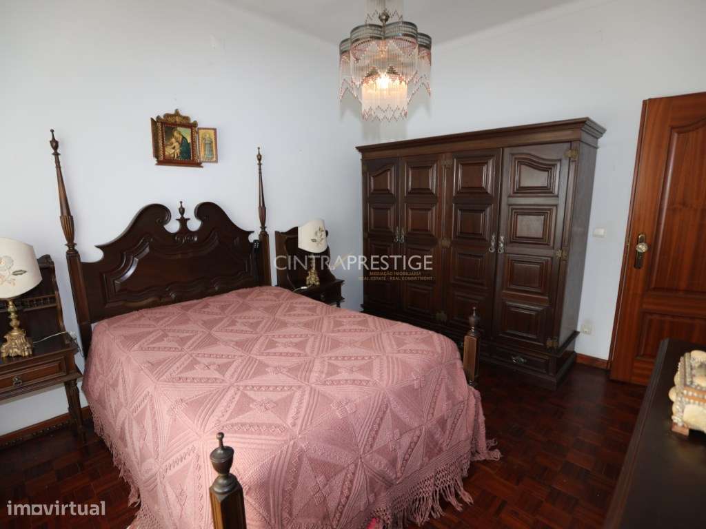 Moradia no Centro de Mafra com 2 Pisos e 2 Garagens.-22