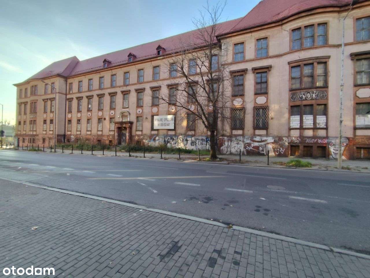 Budynek MIESZKALNO - USŁUGOWY w centrum miasta-0