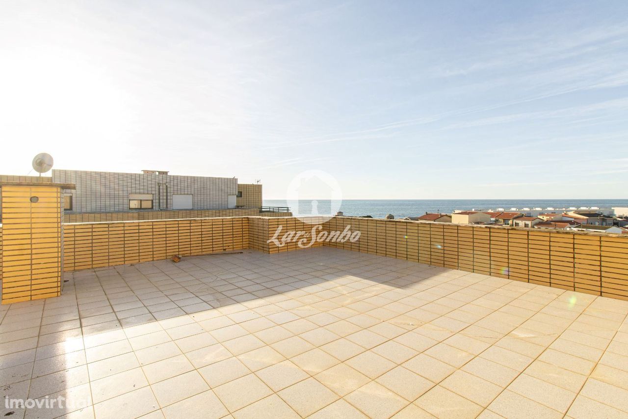 Apartamento T3 remodelado, com terraço de 200m2 e vistas de mar des...