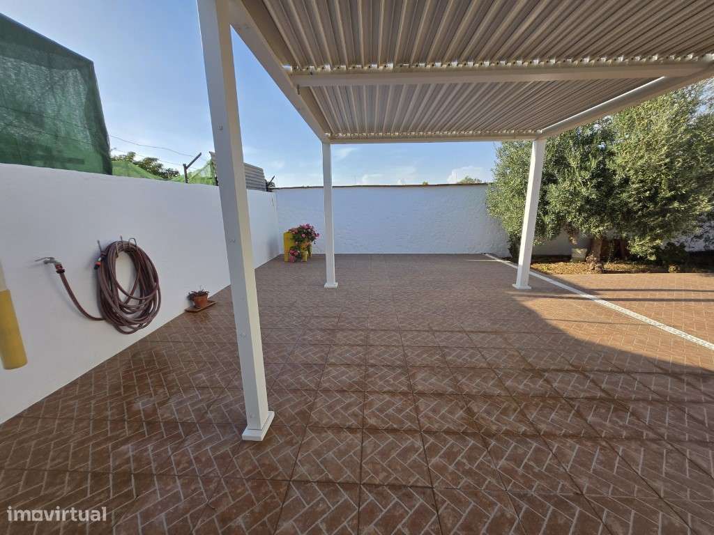 Moradia T5 Moderna com Piscina Aquecida e Garagem para 4 Carros-40