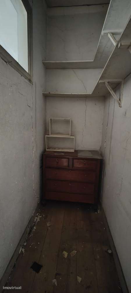 Apartamento T3 com varanda em Avenidas Novas, para remodelação total.-16