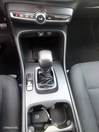 Volvo XC 40 1.5 T3 Momentum Tech Edition - 5