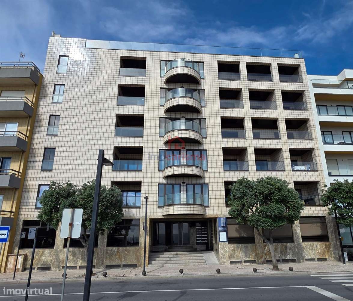 Apartamento T3+1 Duplex na 1.º Linha em Frente à Praia em Aver-o-Mar-0