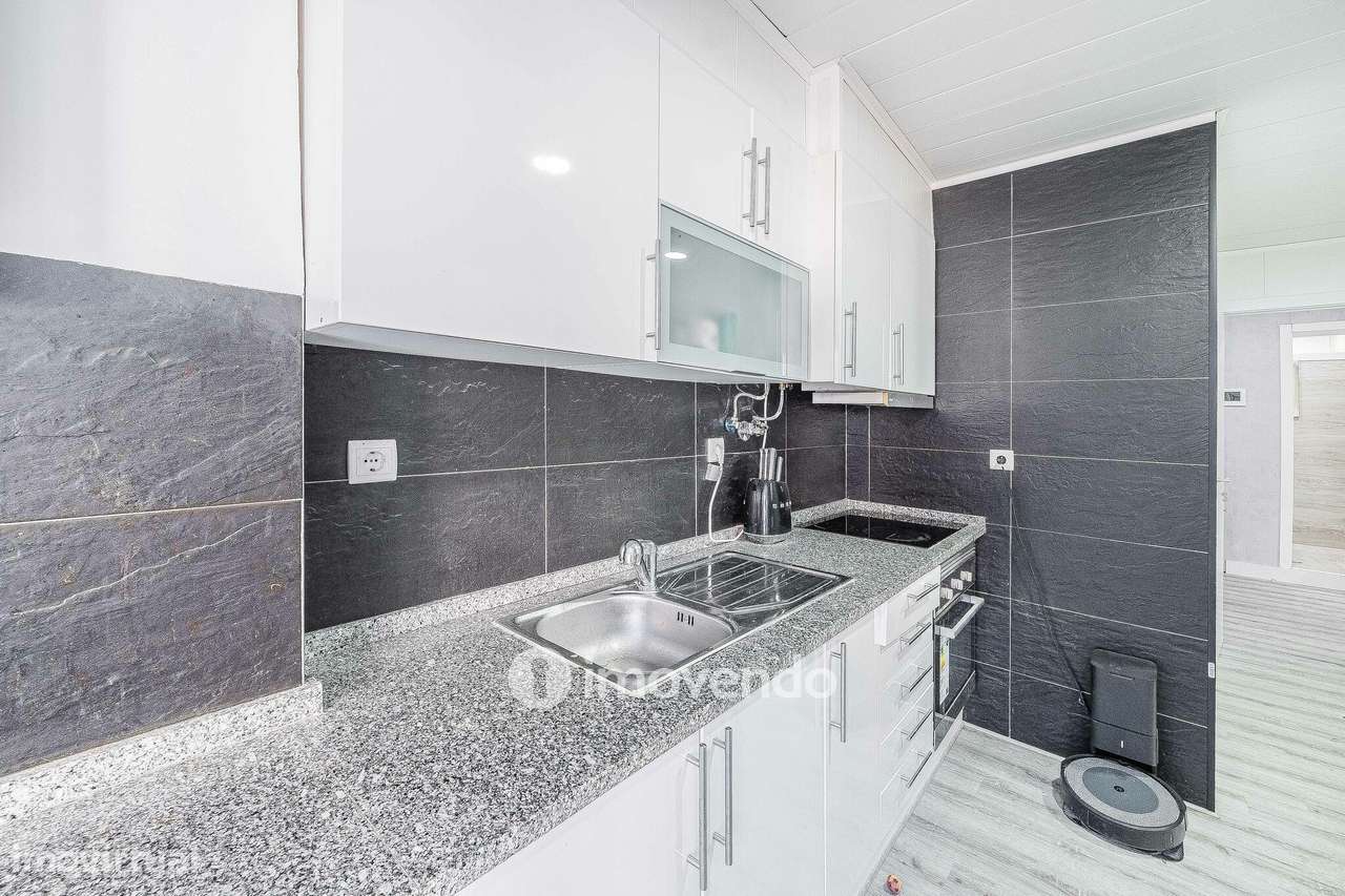 Apartamento T2, com logradouro grande, em Odivelas-17