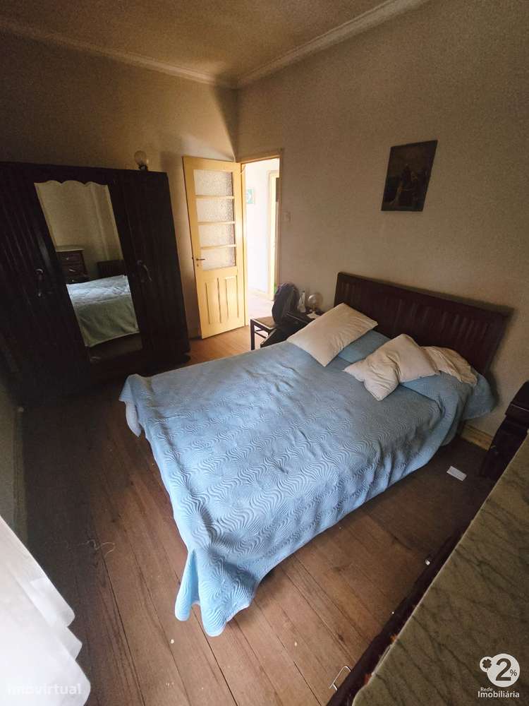 Moradia V3 no Porto perto do Parque Nascente ( para recuperar )-6