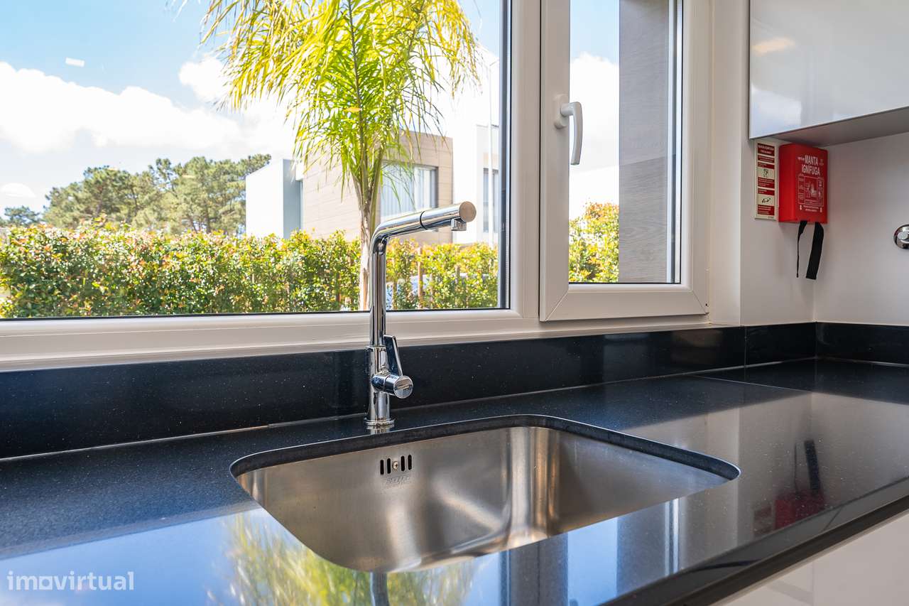 Moradia T3 com piscina, garagem na Aroeira-16