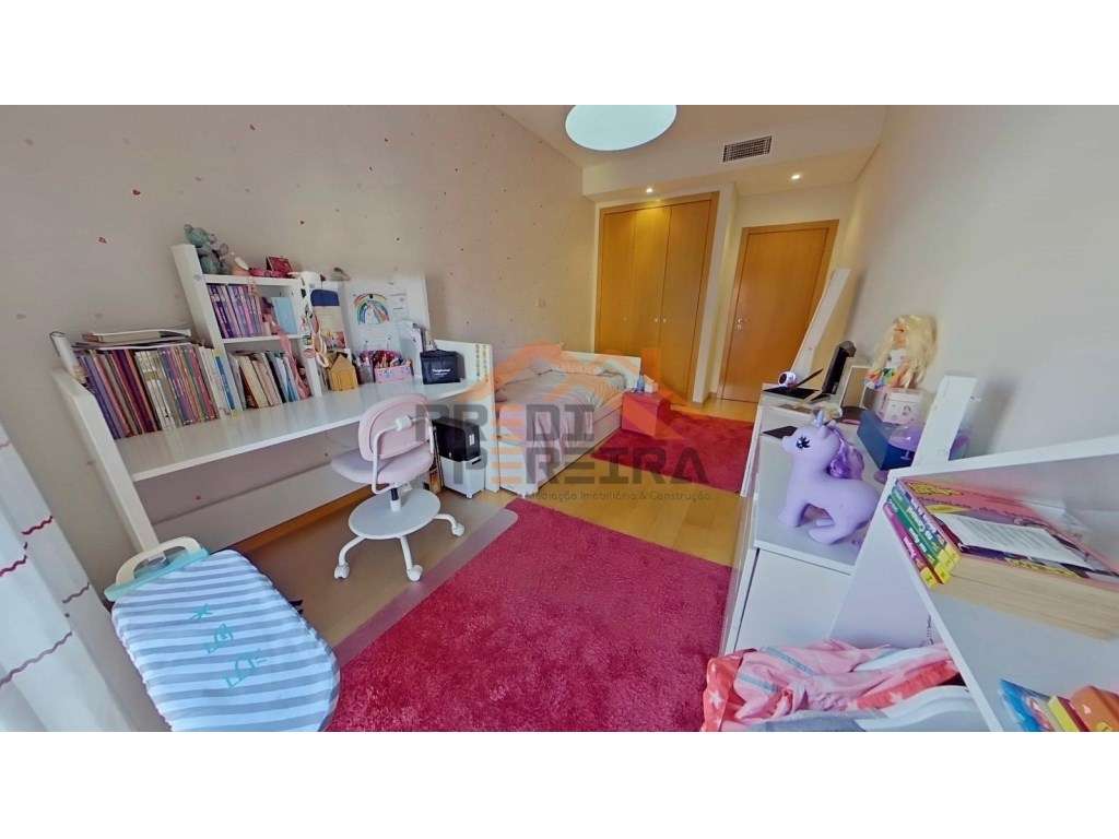 Situado na Urb. Colinas do Cruzeiro, T3 com três varandas e box par...-14