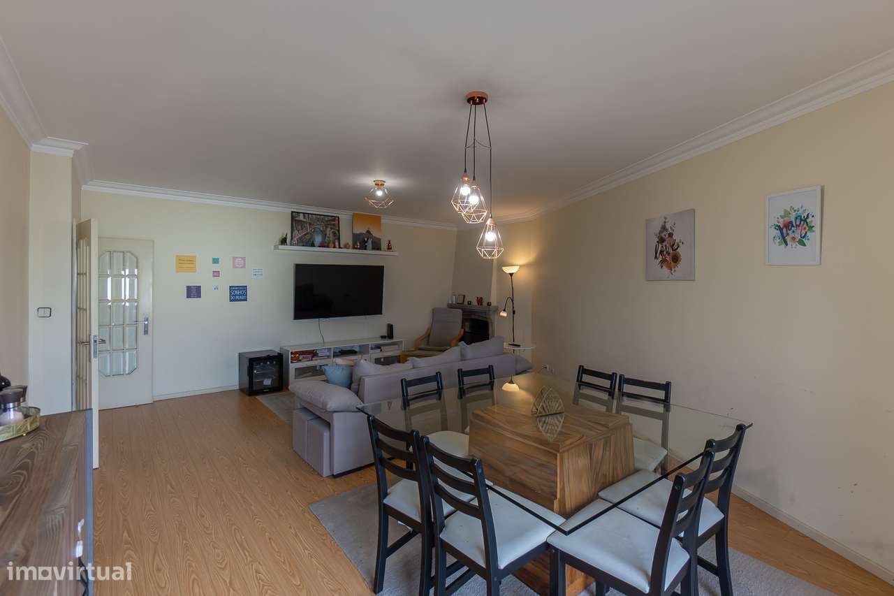 T3 com Varanda + Garagem | A 600m do Metro da Venda Nova-2