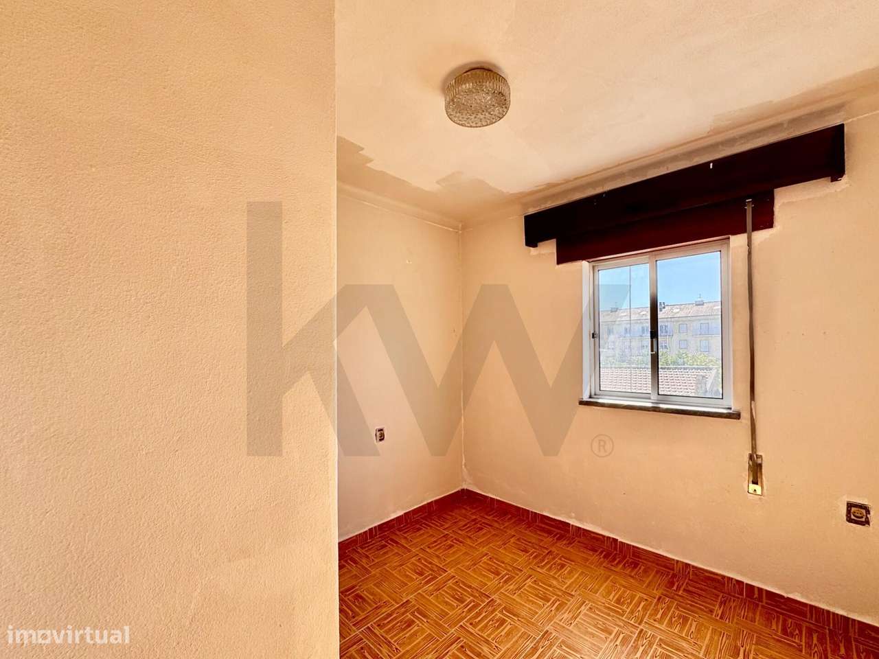 Moradia T3 para recuperar com jardim e garagem na avenida principal de - Grande imagem: 2/18