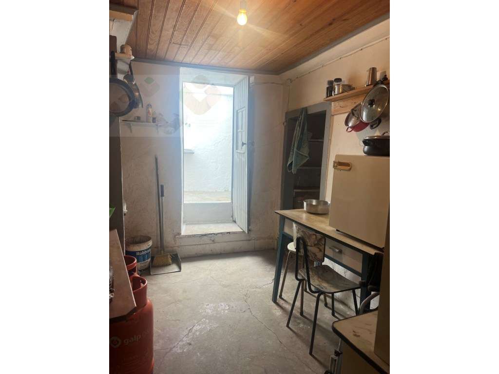 Moradia frente Monsanto, Excelente oportunidade, T2, por recuperar!-20