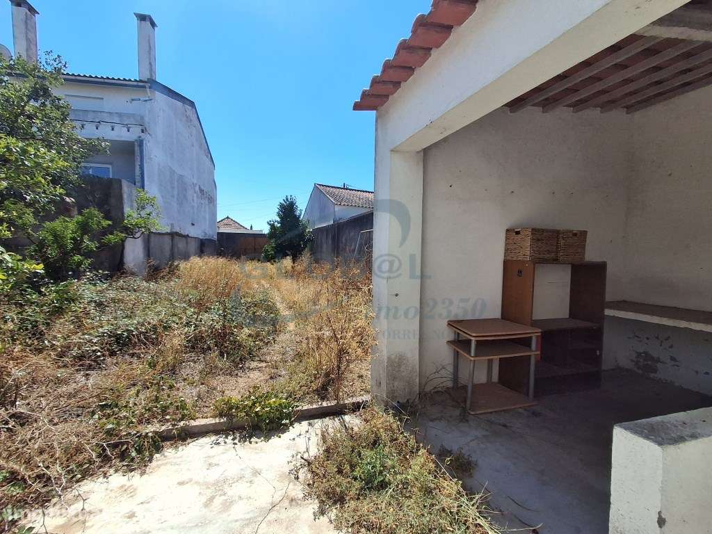 Moradia T3 no Centro de Vila Moreira - com logradouro, anexos e fre...-8