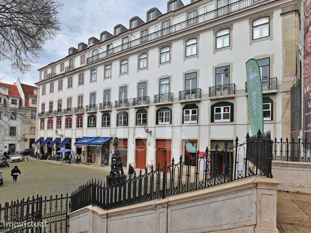 Apartamento T3 renovado no centro histórico de Lisboa-32