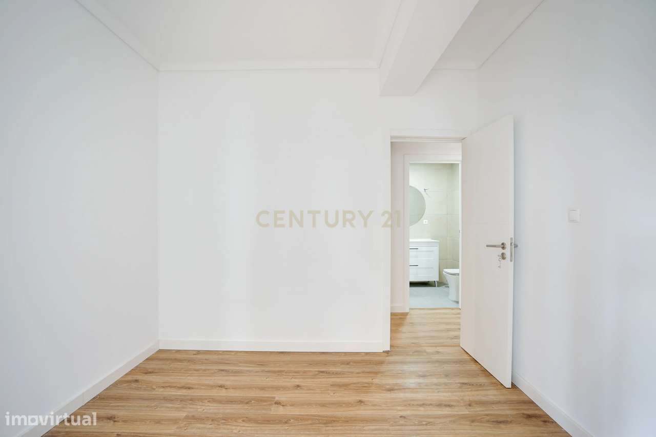 T2 transformado em T3, totalmente remodelado, localizado numa das zona-26