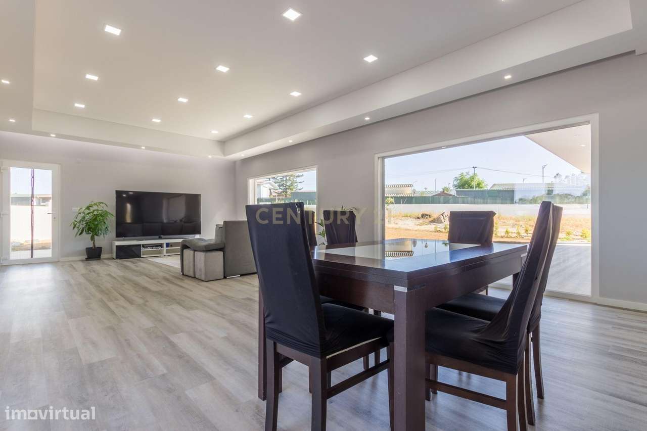 Vila Alegre / Fernão Ferro - Luxuosa moradia isolada térrea de 4 assoa-5