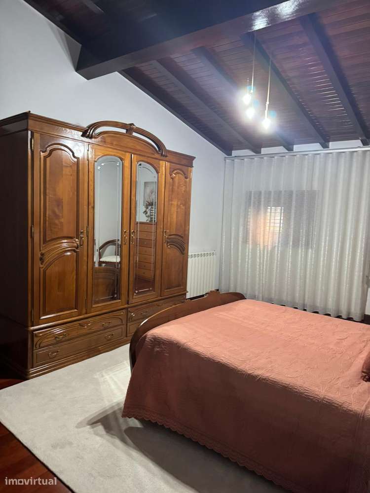 Moradia térrea T4 em pedra com 386m2 e terreno com 6.000m2, anexos.-44