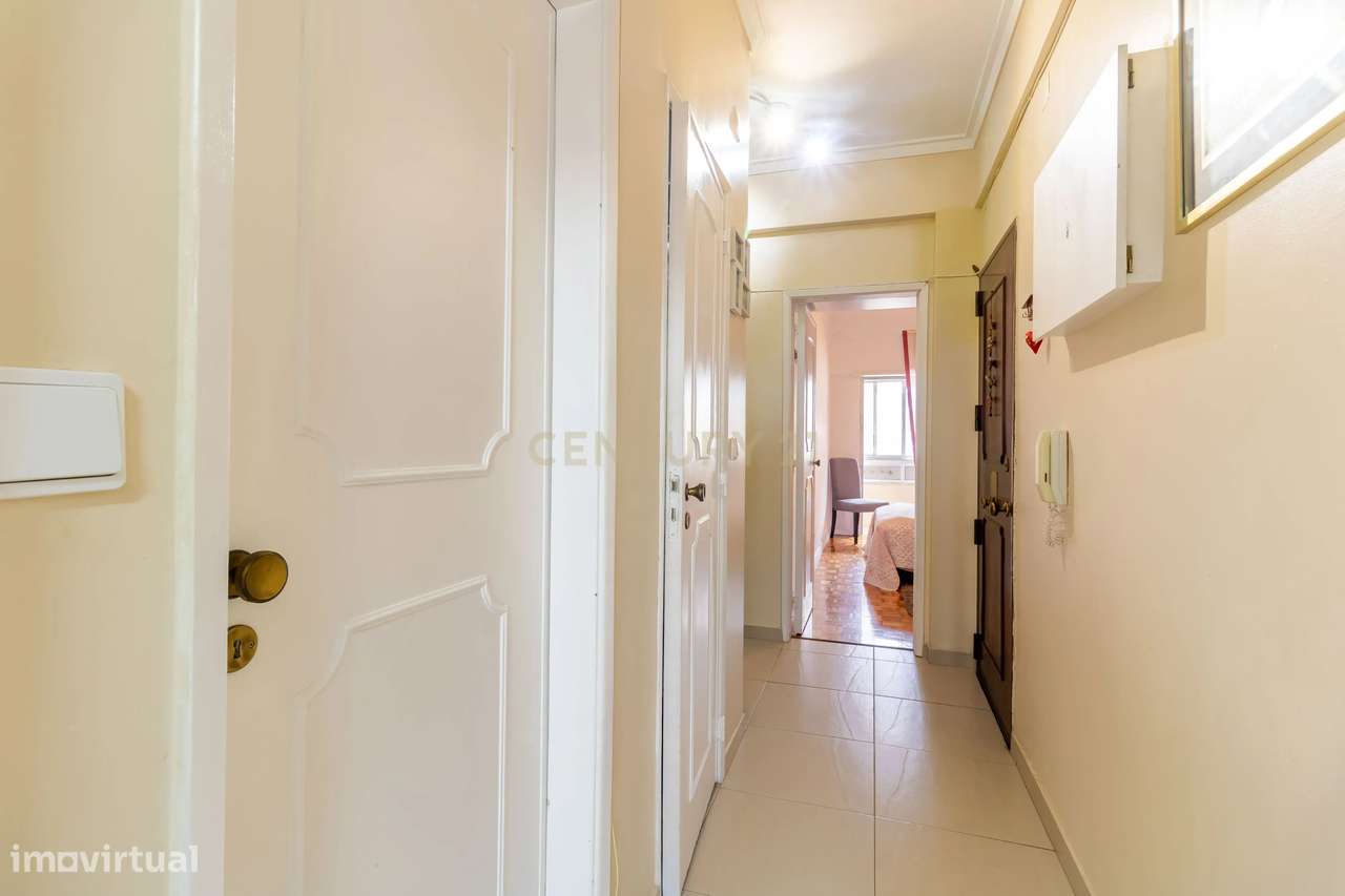 Apartamento T2 com Vista Rio | 2 Varandas / Zona Tranquila e Excelente-8