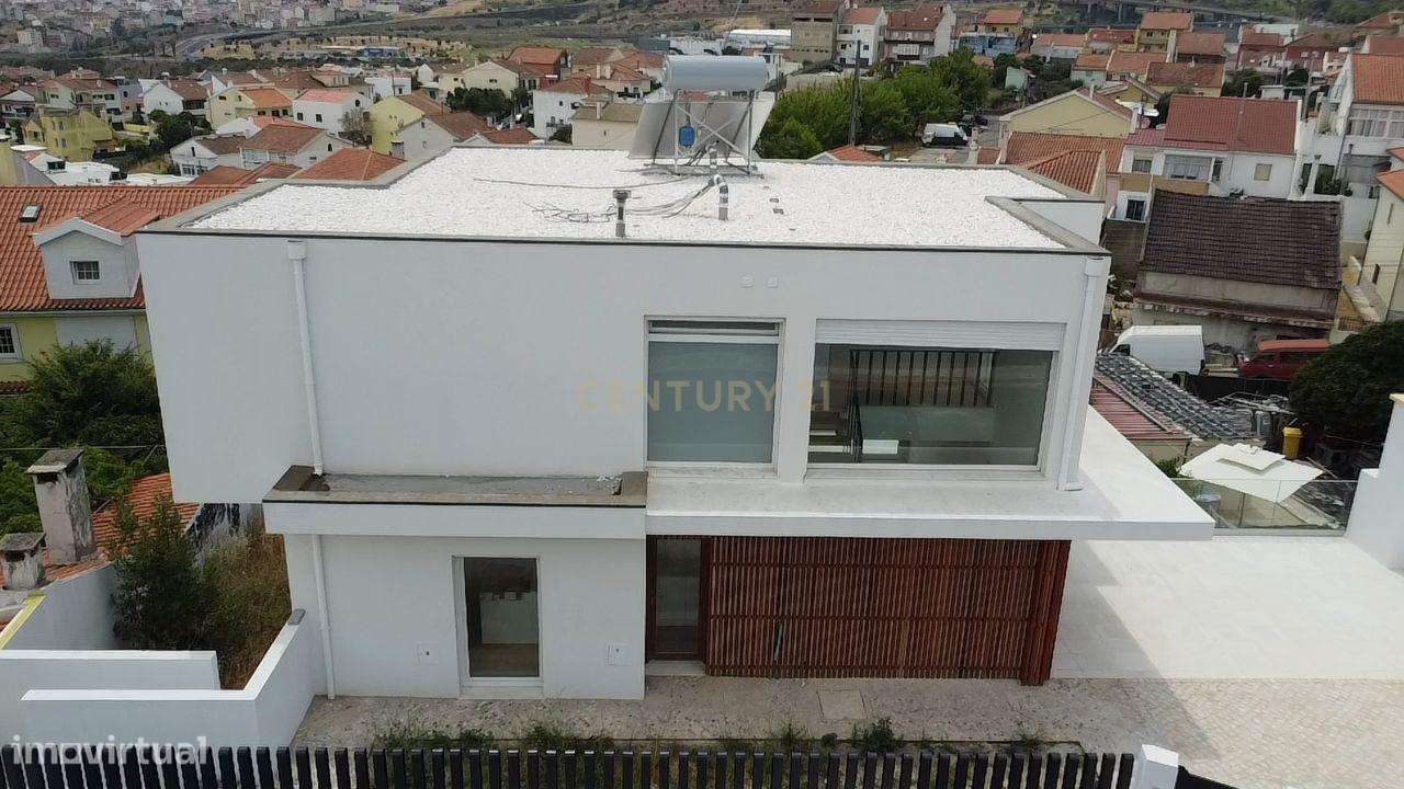 Moradia T4 de Arquitetura Moderna e Sustentável em Famões - Casal do R-42