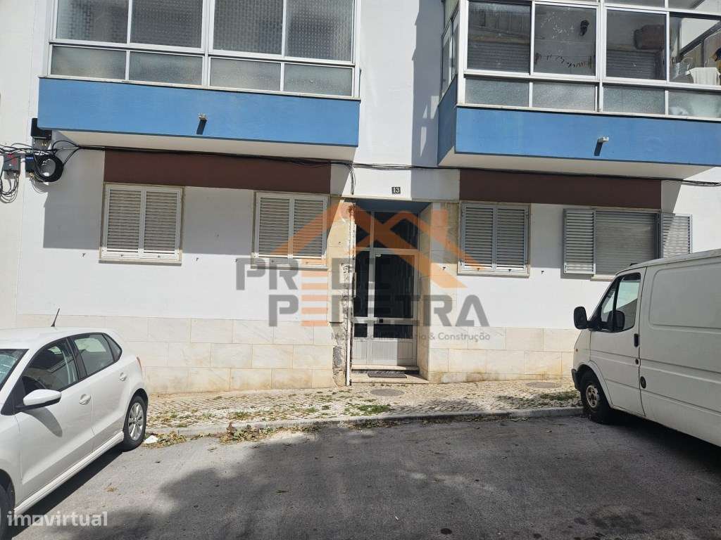 Situado no Forte da Casa, T2 em bom estado de conservação.-24