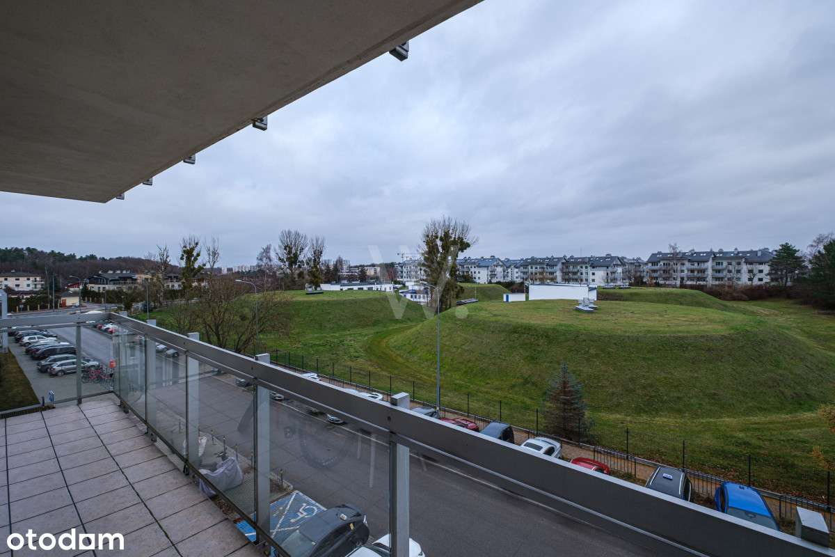 Przestronne, jasne wnętrze z miejscem i komórką.-14